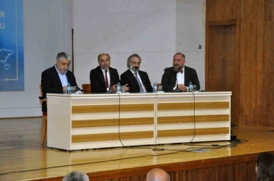 Gazeteci &Ouml;zer: "Doğru bilgi barışa, yalan bilgi toplumu savaşa yaklaştırır"
