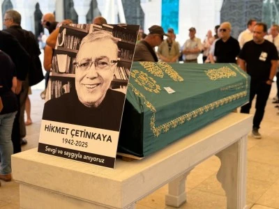 Gazeteci ve yazar Hikmet &Ccedil;etinkaya son yolculuğuna uğurlandı