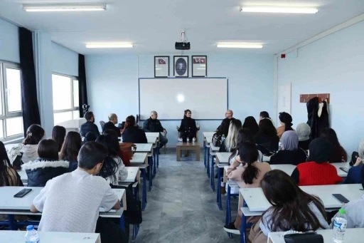 Gazeteciler, y&uuml;ksekokul &ouml;ğrencilerine tecr&uuml;belerini anlattı
