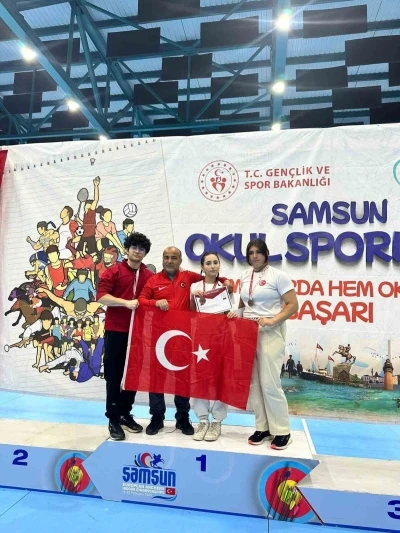 Gazi Anadolu Lisesi &ouml;ğrencileri T&uuml;rkiye şampiyonasında k&uuml;rs&uuml;ye &ccedil;ıktı
