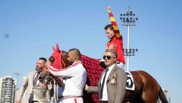 Gazi Koşusu&rsquo;nu kazanan jokeyden Arda G&uuml;ler sevinci
