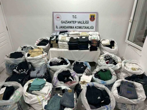 Gaziantep&rsquo;te 1 milyon 865 bin TL değerinde ka&ccedil;ak kıyafet ele ge&ccedil;irildi
