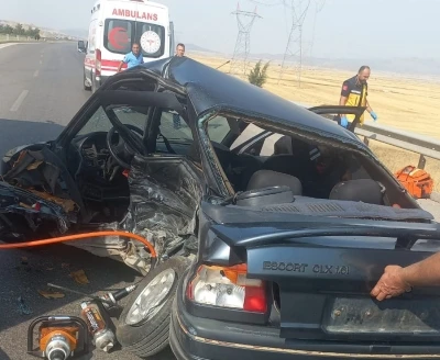 Gaziantep'te 2 otomobil karıştığı kazada 2 s&uuml;r&uuml;c&uuml;den biri &ouml;ld&uuml;,  diğeri yaralandı