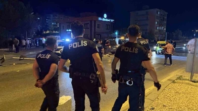 Gaziantep&rsquo;te 3 otomobilin karıştığı kazada ortalık savaş alanına d&ouml;nd&uuml;: 6 yaralı, 12 g&ouml;zaltı