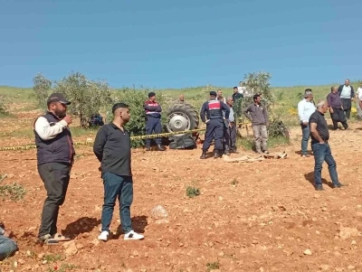 Gaziantep&rsquo;te devrilen trakt&ouml;r&uuml;n s&uuml;r&uuml;c&uuml;s&uuml; hayatını kaybetti