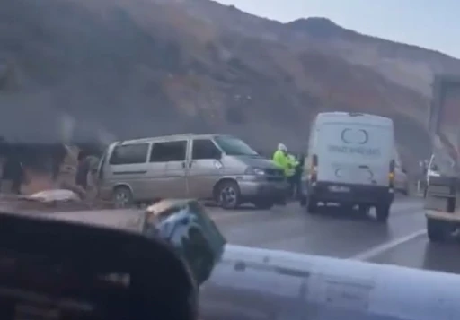 Gaziantep&rsquo;te iş&ccedil;i servisi ile tır &ccedil;arpıştı: 2 &ouml;l&uuml;, 7 yaralı
