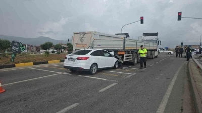 Gaziantep&rsquo;te ışıkta bekleyen tıra &ccedil;arpan otomobilin s&uuml;r&uuml;c&uuml;s&uuml; yaralandı
