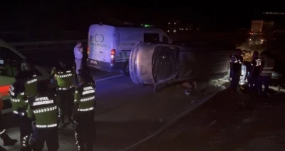 Gaziantep&rsquo;te lastiği patlayan minib&uuml;s taklalar atarak devrildi: 2 &ouml;l&uuml;, 8 yaralı