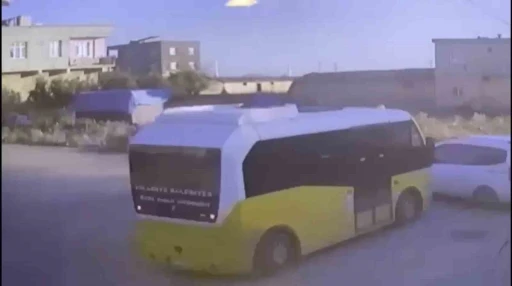 Gaziantep&rsquo;te minib&uuml;s ile hafif ticari ara&ccedil; &ccedil;arpıştı: 2 yaralı
