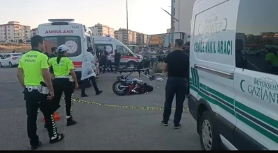 Gaziantep&rsquo;te otomobille &ccedil;arpışan motosiklet s&uuml;r&uuml;c&uuml;s&uuml; &ouml;ld&uuml;