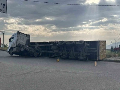 Gaziantep&rsquo;te pamuk y&uuml;kl&uuml; tırın dorsesi yan yattı
