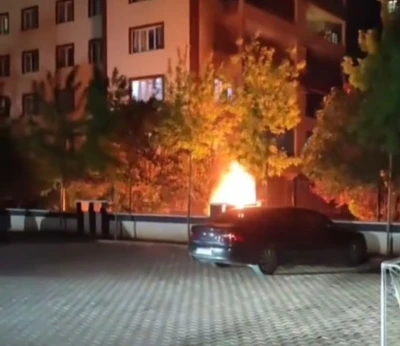 Gaziantep&rsquo;te park halindeki otomobil alev topuna d&ouml;nd&uuml;
