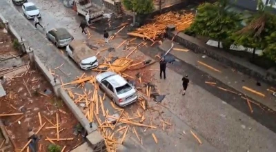 Gaziantep&rsquo;te şiddetli yağış bir evin &ccedil;atısını yıktı, vatandaş yaşadıklarını canlı yayında ağlayarak anlattı
