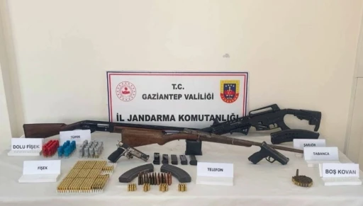 Gaziantep&rsquo;te silah ka&ccedil;ak&ccedil;ılığı operasyonu: 5 g&ouml;zaltı
