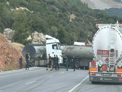 Gaziantep'te tehlikeli anlar: Akaryakıt y&uuml;kl&uuml; iki tanker &ccedil;arpıştı
