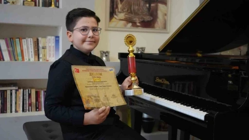 Gaziantepli 12 yaşındaki Hamit, piyanoda d&uuml;nya birincisi oldu
