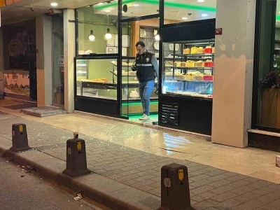 Gaziosmanpaşa&rsquo;da husumetlisinden ka&ccedil;arak kafeye saklanan gen&ccedil;, silahlı saldırıda yaralandı
