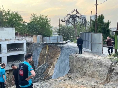 Gaziosmanpaşa&rsquo;da inşaat &ccedil;alışması sırasında yol &ccedil;&ouml;kt&uuml;
