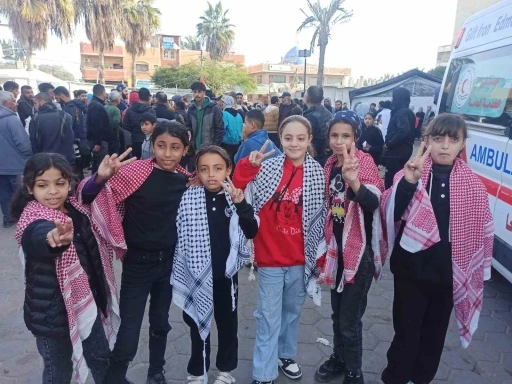 Gazze&rsquo;de Filistinliler ateşkes coşkusuyla sokaklara d&ouml;k&uuml;ld&uuml;
