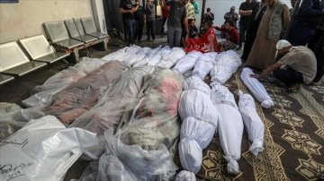 Gazze'de kimliği tespit edilemeyen par&ccedil;alanmış cenazeler toplu mezarlara defnediliyor
