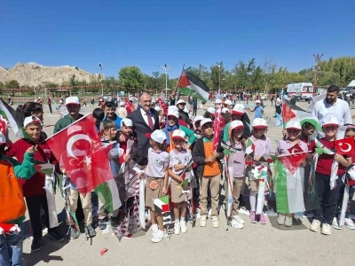 Gazzeli &ccedil;ocuklar i&ccedil;in u&ccedil;urtmalar g&ouml;ky&uuml;z&uuml;yle buluştu