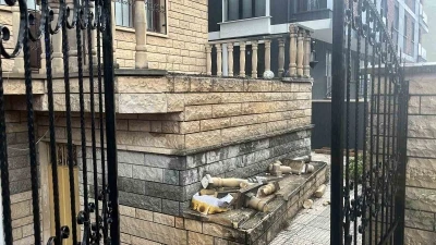  14 yaşındaki &ccedil;ocuğun &uuml;zerine beton korkuluk d&uuml;şt&uuml;