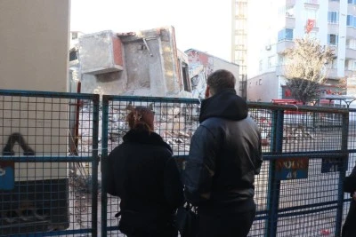 Gebze'de 4 kişiye mezar olan binada &ccedil;alışmalar sabahın ilk ışıklarıyla başladı