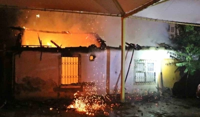 Gecekondu alev alev yandı, sokağa d&ouml;k&uuml;len mahalleli kediler i&ccedil;in g&ouml;zyaşı d&ouml;kt&uuml;
