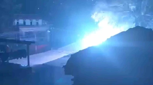 Gecenin karanlığını patlayan elektrik hattı b&ouml;yle aydınlattı
