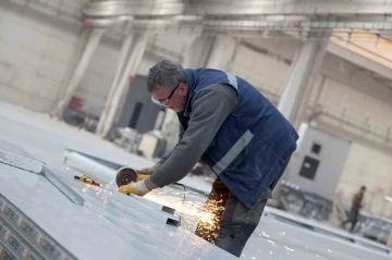 Ge&ccedil;ici barınma i&ccedil;in kolları sıvayan sanayiciler 7/24 esasıyla &ccedil;alışıyor
