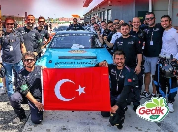 Gedik Pili&ccedil;&rsquo;in sponsoru olduğu GT4 pilotları, İtalya&rsquo;da İstiklal Marşını okuttu
