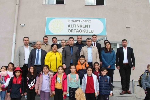 Gediz Altınkent Ortaokulu&rsquo;nda fen bilimleri laboratuvarı ve k&uuml;t&uuml;phane a&ccedil;ılışı ger&ccedil;ekleştirildi
