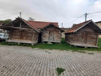 Gediz&rsquo;de &ccedil;ivisiz ahşap ambarlar zamana direniyor

