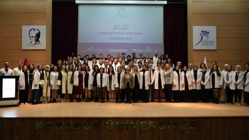 Geleceğin Diş Hekimleri t&ouml;renle beyaz &ouml;nl&uuml;klerini giydi
