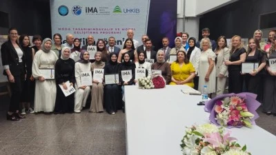 Geleceğin moda tasarımcıları Bursa'da sertifikalarını aldı