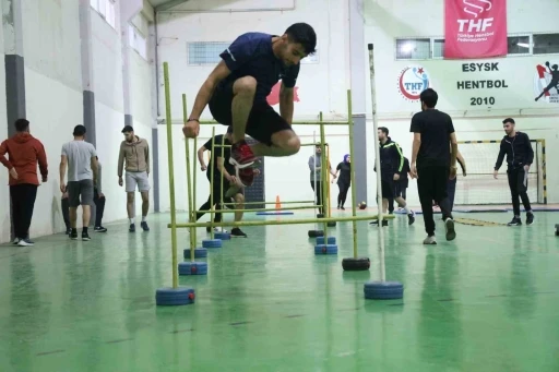 Geleceğin polis adayları, hayalleri i&ccedil;in ter d&ouml;k&uuml;yor
