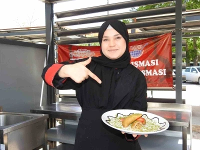 Geleceğin şefleri yemek yarışmasında h&uuml;nerlerini sergiledi
