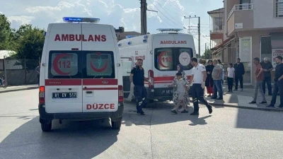 Gelen otomobilden korktular kaldırıma atlarken yaralandılar