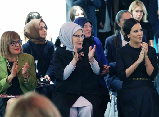 Geleneksel T&uuml;rk gelinlikleri Belgrad&rsquo;daki defilede tanıtıldı
