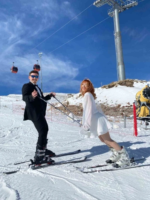 Gelin ve damat Erciyes&rsquo;te kayak yaptı
