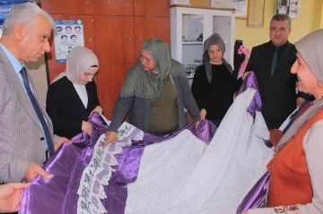 Gelinlik kızlara &ccedil;eyiz hazırlıyorlar
