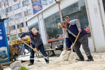 Gemlik Belediyesi&rsquo;nden &ccedil;arşı meydanında d&uuml;zenleme &ccedil;alışması