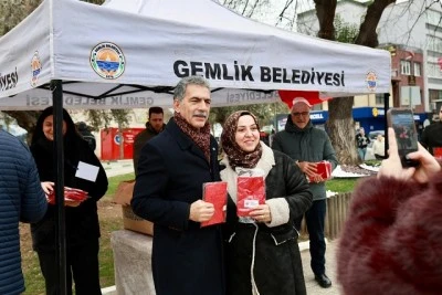 Gemlik Belediyesi&rsquo;nden vatandaşlara T&uuml;rk bayrağı dağıtımı