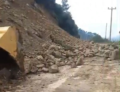 Gemlik-Mudanya yolu heyelan sebebiyle kapandı