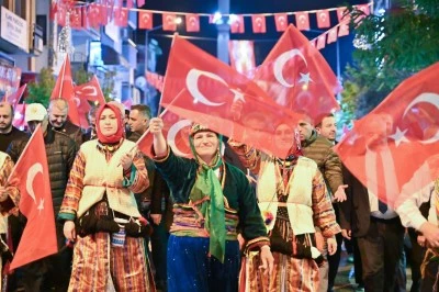 Gemlik&rsquo;te Anadolu&rsquo;nun renkleri cumhuriyet coşkusuyla buluştu