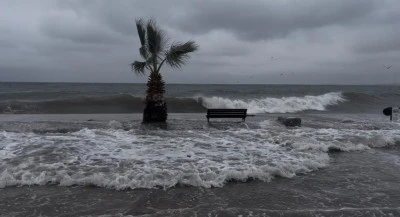 Gemlik'te deniz ile sokaklar birleşti