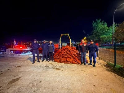 Gemlik&rsquo;te ka&ccedil;ak midye avı