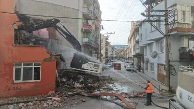 Gemlik'te metruk bina temizliği devam ediyor