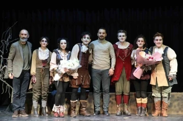 Gemlik&rsquo;te tiyatro g&ouml;sterimlerine yoğun ilgi
