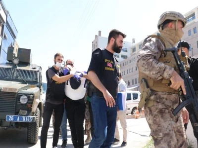 Gen&ccedil; adam, kar maskesi takıp h&uuml;cum yeleği giyerek 5 kişiyi bı&ccedil;akladı